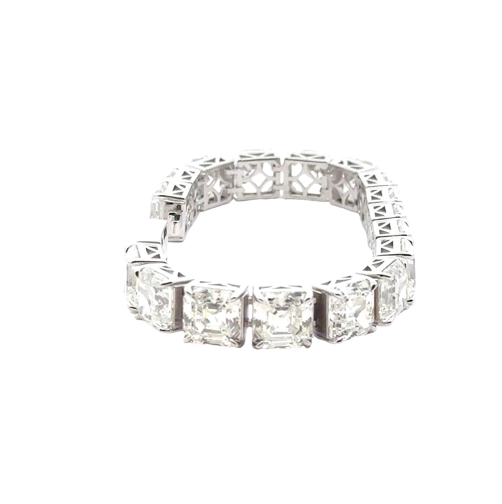 Lujosas zapatillas de tenis plateadas con brillantes circonitas de corte cuadrado.