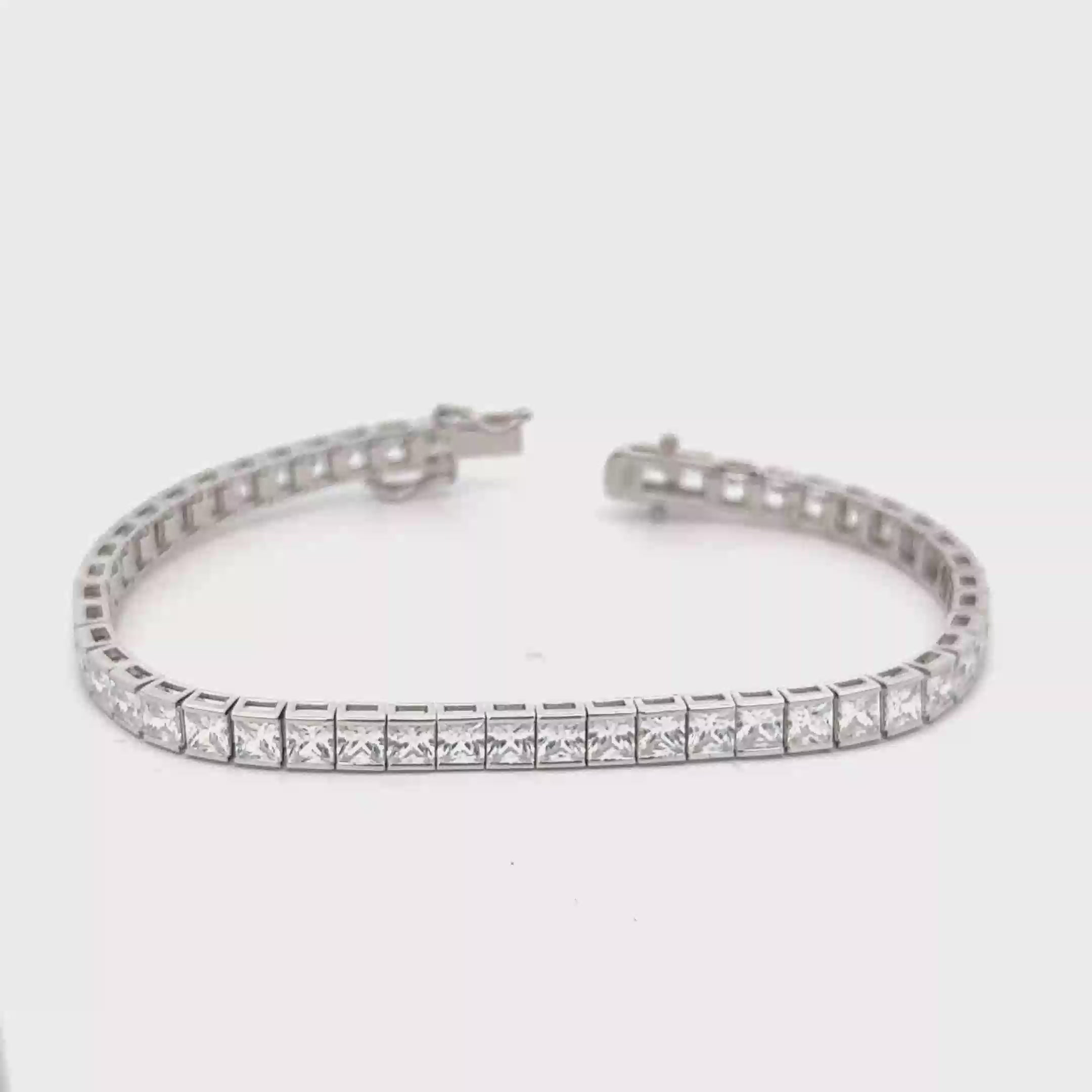 SOPHISTICATED SILVER TENNIS BRACELET WITH SHIMMERING STONES